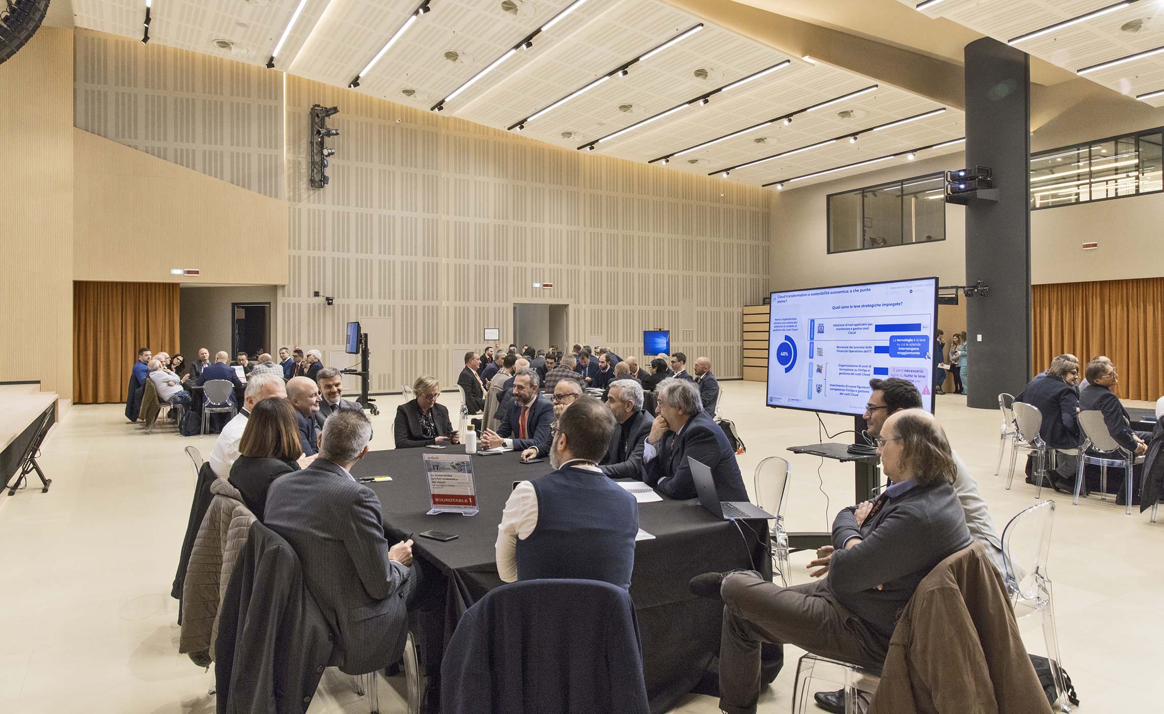 Foto Round Table.jpg Foto Round Table.jpg